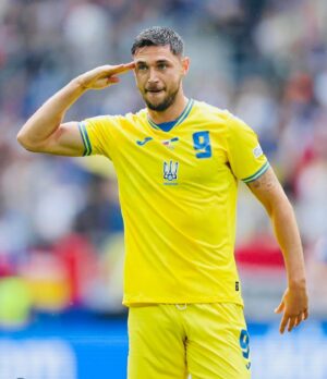 Roman Yaremchuk Instagram - Дякуємо нашим воїнам, що захищають наші домівки 🫡🇺🇦
Слава Україні,Слава ЗСУ❤️#зсу #euro2024