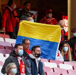 Roman Yaremchuk Instagram - Дорогі вболівальники @slbenfica ,партнери по команді,персонал,керівницво і просто народ Португалії.Вся Україна говорить вам дякую те що ви нас підтримуєте.Цей момент український народ буде пам'ятати все життя.Ваші  оплески не для мене,ваші оплески  для всього народу і воїнів які захищают мою сім'ю,моїх друзів і всю Україну🇺🇦🇵🇹 

Caros adeptos do @slbenfica, companheiros de equipa, staff, gestão e apenas o povo de Portugal. Toda a Ucrânia agradece seu apoio. O povo ucraniano se lembrará desse momento pelo resto de suas vidas. Seu aplauso não é para mim, seu aplauso para todas as pessoas e soldados que protegem minha família, meus amigos e toda a Ucrânia🇺🇦🇵🇹