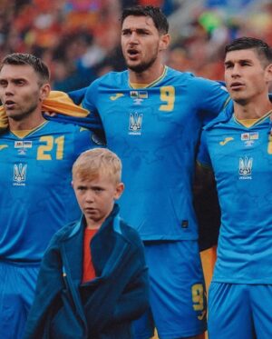 Roman Yaremchuk Instagram - Я ніколи не думав, що футбол може зробити боляче.Час сліз і нездійснених мрій. Ми хотіли, щоб ви посміхалися і плакали тільки від сліз радості. Час, який змушує плакати від болю. Але я пишаюся тим, що я українець, тому що ми є прикладом, прикладом для всіх, ми не здаємось, як би складна ситуація не була. Ще нам, браття молодії, усміхнеться доля.🫶🇺🇦❤️