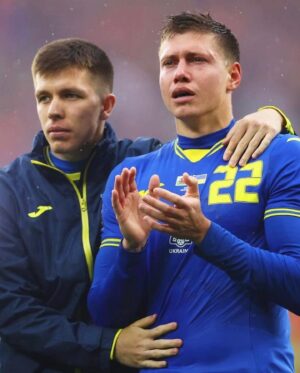 Roman Yaremchuk Instagram - Я ніколи не думав, що футбол може зробити боляче.Час сліз і нездійснених мрій. Ми хотіли, щоб ви посміхалися і плакали тільки від сліз радості. Час, який змушує плакати від болю. Але я пишаюся тим, що я українець, тому що ми є прикладом, прикладом для всіх, ми не здаємось, як би складна ситуація не була. Ще нам, браття молодії, усміхнеться доля.🫶🇺🇦❤️