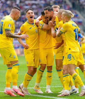 Roman Yaremchuk Instagram - Дякуємо нашим воїнам, що захищають наші домівки 🫡🇺🇦
Слава Україні,Слава ЗСУ❤️#зсу #euro2024