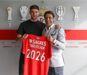 Roman Yaremchuk Instagram - Для мене велика честь носити форму Бенфіки🔴⚪🦅🦅🦅

É uma grande honra para mim vestir a camisa
 do Benfica🔴⚪🦅🦅🦅