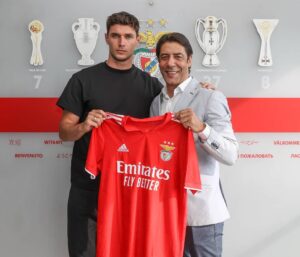 Roman Yaremchuk Instagram - Для мене велика честь носити форму Бенфіки🔴⚪🦅🦅🦅

É uma grande honra para mim vestir a camisa
 do Benfica🔴⚪🦅🦅🦅