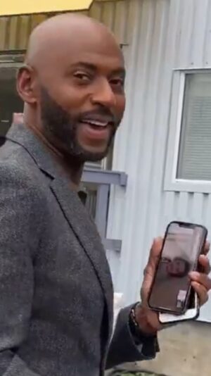 Romany Malco Instagram - So, I directed tonight’s episode of @millionlittlethingsabc. 🎬🍿 @heydjnash nudged @ABC to make it happen and @the.real.joannakerns mentored me the whole way. 🙏🏾❤️ The entire crew went above and beyond to support my vision. ❤️ My cast mates delivered as always. I felt so supported by both my #AMLT team and by my family. 👨‍👩‍👧‍👦Having my kids see me in this leadership role was most rewarding. In fact, at the very beginning, when you see me, walking on to set, and saying “I’m talking to my man,” I’m actually #facetiming with my youngest. THANK YOU @heydjnash @the.real.joannakerns @kaplanaaron for an amazing five seasons and so many growth opportunities along the way! 
.
.
.
#millionlittlethings #director #actor #actorslife