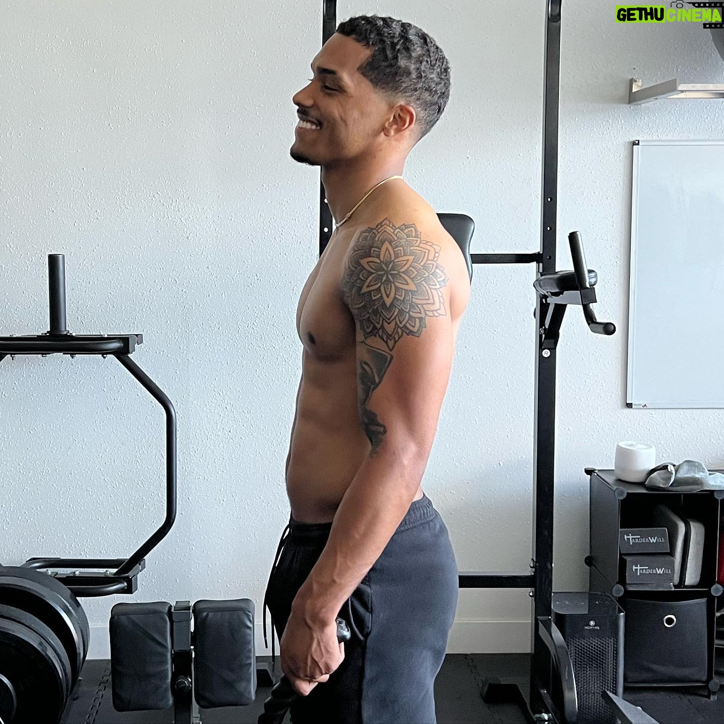 Rome Flynn - 264.2K Likes - buenos días🌻