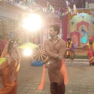 Romit Raj Instagram - Awesomeeeeee Fun Times 💥 💥 💥 💥 💥 
Behind the Scenes from the sets of Baatein Kuch Ankahee Si... Special Happy Lohri Episode coming up ❤️ Keep Watching only on Starplus at 9pm 
🙏 🙏 🙏 
Thu Thu Thu 
#BaateinKuchAnkaheeSi #Starplus #dkp #RomiitRaaj #mohitmalik #sayalisalunkhe #simplysheeba #behindthescenes #reelsinstagram #reelitfeelit #reels #actors #actorslife #dance #goodtimes #happylohri