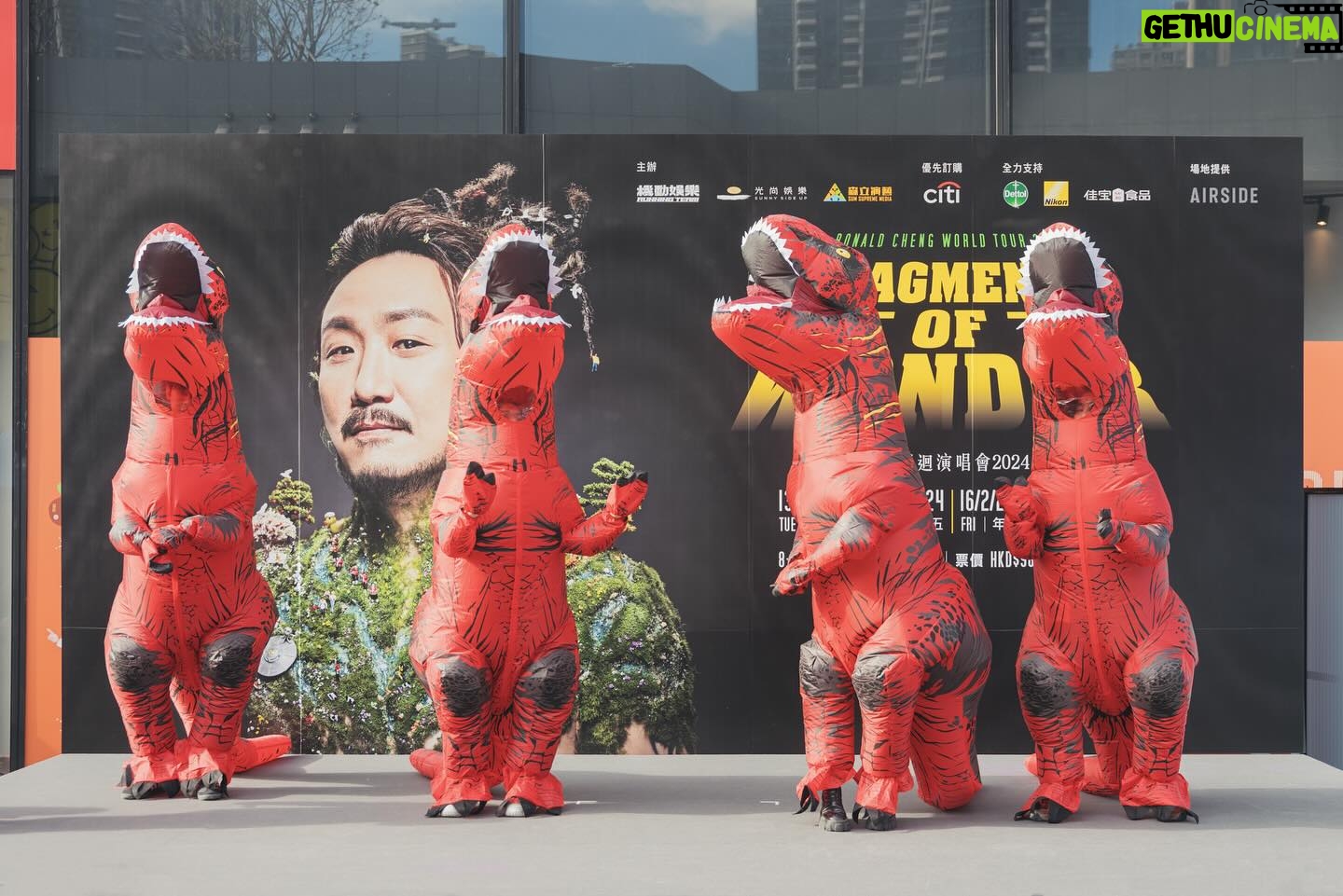 Ronald Cheng - 5.5K Likes - 機動首個紅館演唱會發布會大成功👏🏻多謝公司上上下下12隻恐龍齊出動🦖仲要舞龍咁助我龍重登場✨
發布會之外,今日機動仲登陸600,000訂閱❗️好事唔好俾佢停‼️
各位Citibank信用卡用戶記得聽日10:00準時搶飛啦🫶🏻
《Fragments of Wonder 鄭中基世界巡迴演唱會2024-香港站》
13/2(星期二、年初四)
14/2(星期三、年初五)
16/2(星期五、年初七)
17/2(星期六、年初八)
演出時間:8:15PM
地點:紅磡香港體育館
票價:HKD$988, $688, $488
主辦:機動娛樂、光尚娛樂、森立演藝
優先訂購:Citibank
優先購票日期 : 2023年12月12日至12月13日
2023年12月21日於城市電腦售票網正式公開發售
Hair Stylist: Horace Tse @horacetse
Make up artist: Henry Li @henryli_makeup
Stylist: @___3ddy
贊助場地:@airside
@alexandermcqueen
@kidsuper @ithk #ithk
@bothpairs
@znsjewellery
#FragementsOfWonder #鄭中基世界巡迴演唱會2024 #香港站 #預先訂購