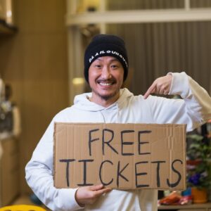 Ronald Cheng Instagram - Weee~自機友福利時間到喇！！

今個禮拜六（即係聽日）！我哋機動員工會快閃YOHO MALL「猛龍個Mall」，到時候我哋會係Running Team IG Story上傳我哋嘅即時位置，只要你成功搵到九虎，並且確認自機友暗號，你就可以得到鄭中基”Fragments Of Wonder” 世界巡迴演唱會（香港站）門票兩張！

快閃活動11:00-14:00，先搵到先得，數量有限，派完即止！

而家拿拿臨去自機友專區睇自機友暗號啦！