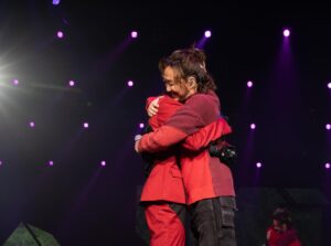 Ronald Cheng Instagram - 感恩感恩！我嗰仔搵我做佢第一個個人演唱會嘅嘉賓。當時佢同我講話好鍾意「閉目入神」想同我唱呢隻歌。我答佢：「應該可以嘅，等我問吓我經理人先。」然後佢又話想搵埋姑媽做另一part嘅嘉賓，我答佢：「呢條係一條好好嘅問題。」Any肥，希望個晚大家玩得開心 ^_<

Hair stylist: Horace Tse @horacetse 
Make up Artist: Henry Li. @henryli_makeup 
Stylist: @___3ddy
red look : @the_viridi_anne_atelier @amiri @lanecrawford @bothparis
denim look : @KENZO #KENZOHK #KENZO