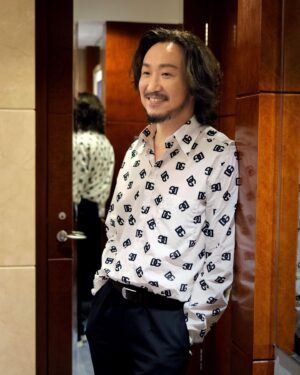 Ronald Cheng Instagram - 久違幾年嘅紅館演唱會反應非常熱烈真係好多謝各位。希望下星期優先訂購JAJA聲賣晒💪🏻😎

【Citi信用卡優先預訂《Fragments of Wonder 鄭中基世界巡迴演唱會2024 – 香港站》演唱會門票】，請於2023年12月12日上午10時至12月13 日晚上11時59分，經www.hkticketing.com/ 致電(852) 31 288 288進行購票。名額有限，先到先得，額滿即止！每張Citi信用卡限購4張門票（每次交易可購買最多4張門票）。優惠受條款及細則約束。

Hair Stylist: Horace Tse @horacetse
Make up artist: Henry Li @henryli_makeup
Stylist: @___3ddy 
贊助場地：香港康得思酒店 Cordis, Hong Kong @cordishk

👔@acnestudios @alexandermcqueen @crenshawskateclub @farfetch @lanecrawford @dolcegabbana