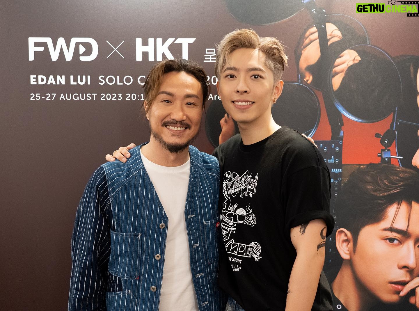 Ronald Cheng - 23.8K Likes - 感恩感恩!我嗰仔搵我做佢第一個個人演唱會嘅嘉賓。當時佢同我講話好鍾意「閉目入神」想同我唱呢隻歌。我答佢:「應該可以嘅,等我問吓我經理人先。」然後佢又話想搵埋姑媽做另一part嘅嘉賓,我答佢:「呢條係一條好好嘅問題。」Any肥,希望個晚大家玩得開心 ^_<
Hair stylist: Horace Tse @horacetse
Make up Artist: Henry Li. @henryli_makeup
Stylist: @___3ddy
red look : @the_viridi_anne_atelier @amiri @lanecrawford @bothparis
denim look : @KENZO #KENZOHK #KENZO