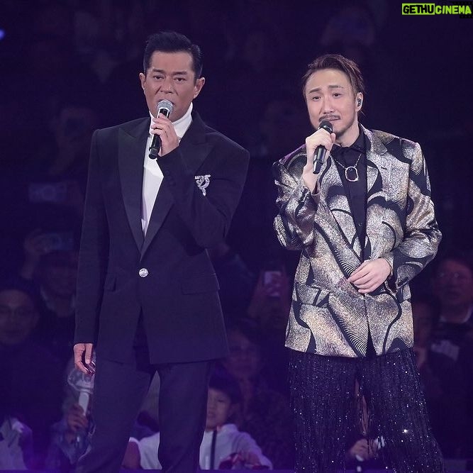 Ronald Cheng - 13.4K Likes - 多謝六晚過嚟支持我嘅大家!我知自己事,中咗covid的確係好影響我嘅發揮。但肯定嘅係,我已經盡咗最大嘅努力去唱歌俾大家聽。今次自己主辦演唱會經歷咗好多個第一次,孭多咗責任,自不然要多啲落手落腳做。當初真係一邊做一邊驚。話晒以前都冇做過四面台,又未開過六場咁多。而且好多人已經唔係香港,真係驚冇咁多人想睇我。最後發現,好多人都話要搶飛,去到最後一日都仲有人問我有冇飛。最估唔到嘅係,原來去到我呢個年紀,仲會多咗好多年紀小小嘅歌迷。
另外值得高興嘅係,我成功挑戰咗連我後生時都冇挑戰過嘅連唱四場!而我都做到啦!所以實在太多人要多謝!好希望你哋都喜歡個show,亦希望我哋以後有幸再搞演唱會!冇你哋,個Show唔會做得成!
主辦機構:機動娛樂、光尚娛樂、森立演藝
優先訂購:CITI Bank
全力支持:滴露、Nikon、佳寶、Comestore
出品人及監製:鄭中基
執行監製及藝人管理:湘湘@機動娛樂
演唱會統籌及藝人管理: Stephanie @機動娛樂
演唱會宣傳:Light Hub
導演:rabbit@ptu/ kin@ptu
導演助理:Yabbi/ Kiu
音樂總監:Joey Tang
舞蹈總監:Yiu@IDS
監聽混音師:歐丁玉
樂隊成員:Band leader & Guitar - Joey Tang / Guitar - Andrew Cheung / Keyboard - Dennie Wong / Keyboard - Wai Leung / Bass - Kit Ho / Drums - KB / Cello - Rebecca / Chorus Percussion - Patrick Lui / Chorus Programmer - Pam Chung / Roadie - Kirk Wong
Dancers:Elaine Wong / Rita Lai / Iris / Luxi / Hebe Ho / Keisha / ManC / Wenjai / Egg Tsang / Po Hon / Zoe / Jolin
工程統籌:何成業
舞台設計:小蕉 邵偉敏
燈光設計:Cheung Yat Lung/ Ho See Dee/ Wong Yin Wa/ Cha Chi Fung/ @ Team Spark
鐳射設計:夏振捷
鐳射執行:夏振捷/陳奕勳
音響設計:Tsang Hin Yan
舞台監聽:阿鏗
視覺統籌:斯潔/甦粹音像藝術
視覺設計:斯潔/許晏慈/林昀嬋/陳紫蘋/李沛縈/尼可/甦粹音像藝術
視覺執行:Li Ming
舞台經理:Chan Ka Lok / Law Ho Nam / Li Ka Kuen / Kwok Yui Kong / Wong Chi Hung
後台統籌:168 production
行政經理:Judy Ho
舞台機械工程:鼎澤舞台製作有限公司
燈光音響工程:興明亞洲工程有限公司
視像器材:In Technical Productions Ltd.
舞台激光: Mega Laser Asia Productions Ltd.
舞台特別效果:Stage Tech Ltd.
攝像工程:One Cool Jibsson Video Productions Ltd.
舞台台面工程:迪高美術製作
造型指導:文念中
演唱會服裝製作:Chloe Lam
服裝助理:Merin Law pak mei
造型師:Eddy Chu
服裝管理:Liu Ka keung Donny / Lui Fung
藝人髮型設計:Horace Tse
藝人化妝:Henry Li
舞蹈員髮型及化妝:MakeUp Forever
海報項目策劃:HKV Limited
保險顧問:連炎輝、夏竹欣
Photographer:Catherine Lo
演唱會花絮:Jacky Wong, 九虎,采微, Woody
統籌助理:Natalie Law
演唱會周邊製作及設計:Stephanie@機動, Chucky Kom, Niro Chan, Kaming Lau
演唱會周邊小幫手:Esther Kwok, Wong Wai, Harry Loo, Giggs, Ashley Tsui, J Sze To, Ling Zee, Cool Chan, Makaay Lam, Cherub Kom Cheung Luen, Joey Ting, Leonardo Chan, Nam, Eve Kom
生命力補及站:Subtle Island
特別鳴謝:周恩恩、小霖、Rafael Mendonca、吳燦森、Eleanor Cheung Clement Leung、Wade、Edwin、米奇、阿杰、超酸、何求
最後我唔會忘記多謝尾場嘉賓古天樂先生,又肯講咁多嘢又肯唱男朋友,仲叫埋Gigi、193、肥仔、子彤、Locker同Jocelyn 上台撐我,真係俾足面,多謝你!係搞到你哋周地坐,唔好意思招呼唔到。
最最後,花咗幾日時間瞓飽食飽,精神返好多,又係時候開始準備台北小巨蛋嘅生日演唱會啦,到時見!
#fragmentsofwonder #fragmentsofwonder鄭中基世界巡迴演唱會2024