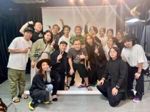 Ronald Cheng Instagram - 《Fragments of Wonder 鄭中基世界巡迴演唱會2023》海報製作花絮
今次演唱會由自己公司做主辦，除咗成個製作由自己話事之外。就連個海報Key Visual都由自己決定😎今次好多謝Cool、阿宇、阿基、阿澧同佢哋班兄弟姊妹幫手一齊諗咗個好玩嘅Concept！而家咩都AI同用電腦做後製，而今次就重回仔細嘅手工。入面放咗好多好意思嘅符號同碎片，大家可以慢慢搵。雖然今次特技化妝化足8個鐘，但事前Gary同佢啲同事整模型整山山水水就N咁多個鐘。真係好多謝大家陪我一齊癲🤟🏻

海報項目策劃：
HKV Limited

Visual Arts Design
@Cool_chan

Photography: @makaay.gallery

Lighting:
@andychang6611
@singch___

Video: @Benjaminvideo

Poster Designer
Niro Chan 

Producer: @chuckykom

Client #rtv_runningteam

Makeup: Henry Li
Hair Stylist: Matt Chau

特技化妝（special makeup effects ）
Project manager: @chin_ry2

Special effects makeup artist:
Lead: @chin_ry2 @soieipmakeup

Special effects makeup assistant: 
@biancabiscuit_ 
@pengc @icebergting

Creative team: 
@biancabiscuit_ 
@pengc @icebergting

Lab technician: 
@monkeywong28 
@karuslcm

#FragementsOfWonder #鄭中基世界巡迴演唱會2023