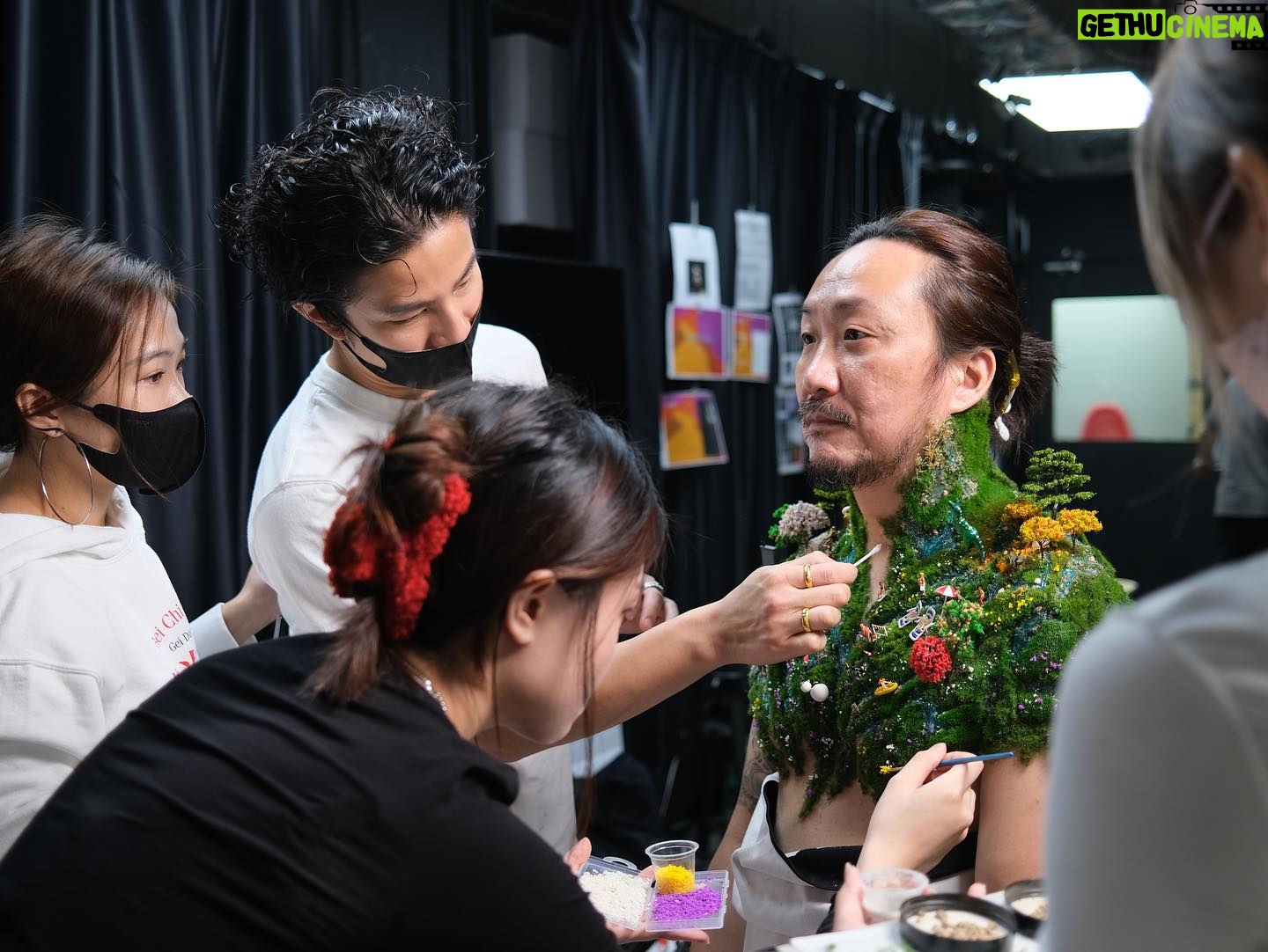 Ronald Cheng - 7.8K Likes - 《Fragments of Wonder 鄭中基世界巡迴演唱會2023》海報製作花絮
今次演唱會由自己公司做主辦,除咗成個製作由自己話事之外。就連個海報Key Visual都由自己決定😎今次好多謝Cool、阿宇、阿基、阿澧同佢哋班兄弟姊妹幫手一齊諗咗個好玩嘅Concept!而家咩都AI同用電腦做後製,而今次就重回仔細嘅手工。入面放咗好多好意思嘅符號同碎片,大家可以慢慢搵。雖然今次特技化妝化足8個鐘,但事前Gary同佢啲同事整模型整山山水水就N咁多個鐘。真係好多謝大家陪我一齊癲🤟🏻
海報項目策劃:
HKV Limited
Visual Arts Design
@Cool_chan
Photography: @makaay.gallery
Lighting:
@andychang6611
@singch___
Video: @Benjaminvideo
Poster Designer
Niro Chan
Producer: @chuckykom
Client #rtv_runningteam
Makeup: Henry Li
Hair Stylist: Matt Chau
特技化妝(special makeup effects )
Project manager: @chin_ry2
Special effects makeup artist:
Lead: @chin_ry2 @soieipmakeup
Special effects makeup assistant:
@biancabiscuit_
@pengc @icebergting
Creative team:
@biancabiscuit_
@pengc @icebergting
Lab technician:
@monkeywong28
@karuslcm
#FragementsOfWonder #鄭中基世界巡迴演唱會2023