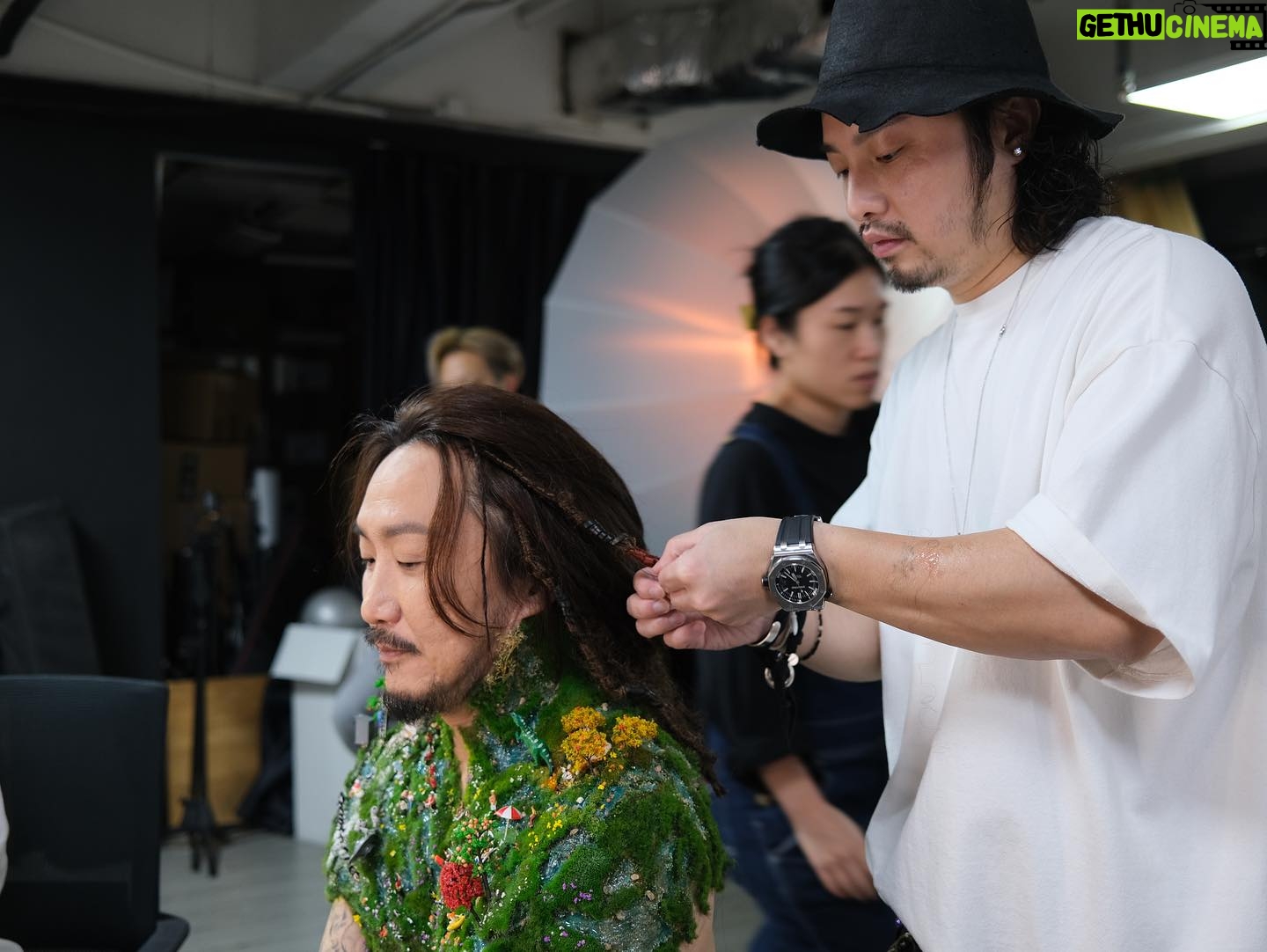 Ronald Cheng - 7.8K Likes - 《Fragments of Wonder 鄭中基世界巡迴演唱會2023》海報製作花絮
今次演唱會由自己公司做主辦,除咗成個製作由自己話事之外。就連個海報Key Visual都由自己決定😎今次好多謝Cool、阿宇、阿基、阿澧同佢哋班兄弟姊妹幫手一齊諗咗個好玩嘅Concept!而家咩都AI同用電腦做後製,而今次就重回仔細嘅手工。入面放咗好多好意思嘅符號同碎片,大家可以慢慢搵。雖然今次特技化妝化足8個鐘,但事前Gary同佢啲同事整模型整山山水水就N咁多個鐘。真係好多謝大家陪我一齊癲🤟🏻
海報項目策劃:
HKV Limited
Visual Arts Design
@Cool_chan
Photography: @makaay.gallery
Lighting:
@andychang6611
@singch___
Video: @Benjaminvideo
Poster Designer
Niro Chan
Producer: @chuckykom
Client #rtv_runningteam
Makeup: Henry Li
Hair Stylist: Matt Chau
特技化妝(special makeup effects )
Project manager: @chin_ry2
Special effects makeup artist:
Lead: @chin_ry2 @soieipmakeup
Special effects makeup assistant:
@biancabiscuit_
@pengc @icebergting
Creative team:
@biancabiscuit_
@pengc @icebergting
Lab technician:
@monkeywong28
@karuslcm
#FragementsOfWonder #鄭中基世界巡迴演唱會2023