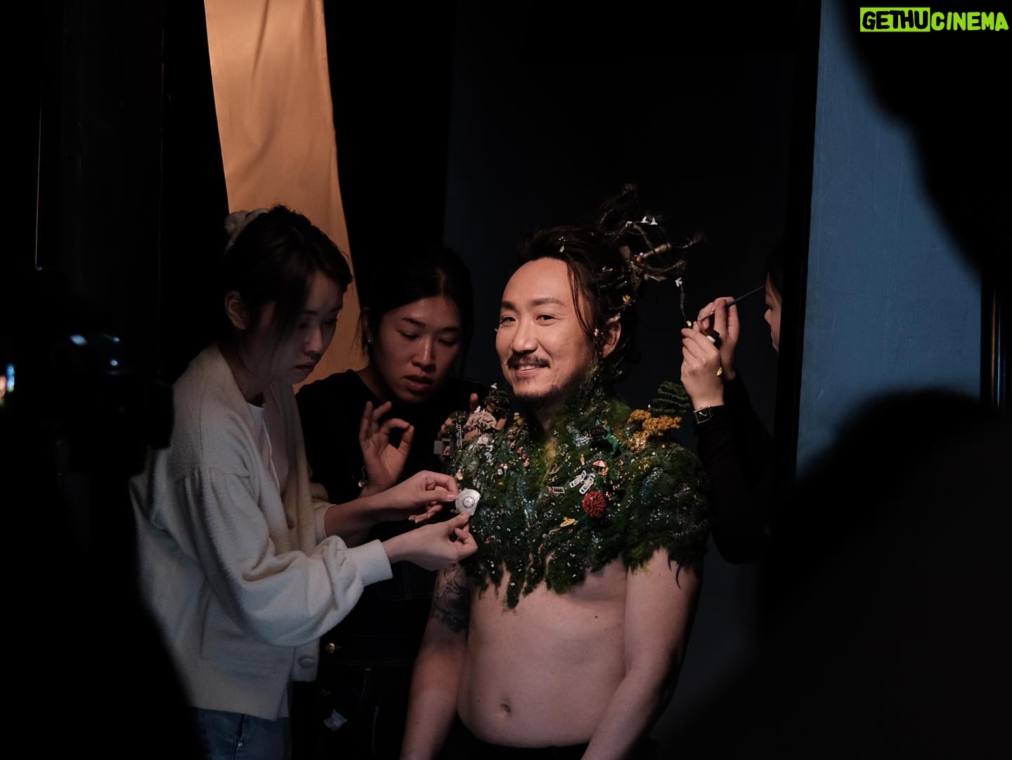 Ronald Cheng - 7.8K Likes - 《Fragments of Wonder 鄭中基世界巡迴演唱會2023》海報製作花絮
今次演唱會由自己公司做主辦,除咗成個製作由自己話事之外。就連個海報Key Visual都由自己決定😎今次好多謝Cool、阿宇、阿基、阿澧同佢哋班兄弟姊妹幫手一齊諗咗個好玩嘅Concept!而家咩都AI同用電腦做後製,而今次就重回仔細嘅手工。入面放咗好多好意思嘅符號同碎片,大家可以慢慢搵。雖然今次特技化妝化足8個鐘,但事前Gary同佢啲同事整模型整山山水水就N咁多個鐘。真係好多謝大家陪我一齊癲🤟🏻
海報項目策劃:
HKV Limited
Visual Arts Design
@Cool_chan
Photography: @makaay.gallery
Lighting:
@andychang6611
@singch___
Video: @Benjaminvideo
Poster Designer
Niro Chan
Producer: @chuckykom
Client #rtv_runningteam
Makeup: Henry Li
Hair Stylist: Matt Chau
特技化妝(special makeup effects )
Project manager: @chin_ry2
Special effects makeup artist:
Lead: @chin_ry2 @soieipmakeup
Special effects makeup assistant:
@biancabiscuit_
@pengc @icebergting
Creative team:
@biancabiscuit_
@pengc @icebergting
Lab technician:
@monkeywong28
@karuslcm
#FragementsOfWonder #鄭中基世界巡迴演唱會2023