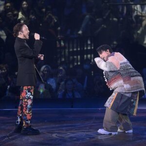 Ronald Cheng Instagram - 每一場演唱會都有觀眾俾驚喜我，係尋日第五場嘅送禮物環節，竟然有個觀眾求婚！我當刻見佢拎住支咪咁耐冇嘢講，諗住講笑，話佢諗咁耐唔通求婚咩，點知佢即席求婚🤣真係夾都冇咁橋，好開心成為你哋嘅快樂小碎片。

今晚另一個驚喜係AK，簽名簽得多，係自己演唱會舞台上幫Artist簽名，真係第一次。今次演唱會有嘉賓睇，大家真係要多謝AK。本來諗住新年大家都飛走晒好難請嘉賓。點知佢自告奮勇話想嚟一齊玩。有一個不如全部都有啦，所以就晚晚都有嘉賓啦😆

嚟到第五場真係開始唔捨得，今晚最後一晚，大家早啲嚟玩得開心啲！

嘉賓環節：
My outfit : @moschino @bothparis 
jewelry : @tiffanyandco 
Emma’s outfit：@harveynicholshk @shushu__tong