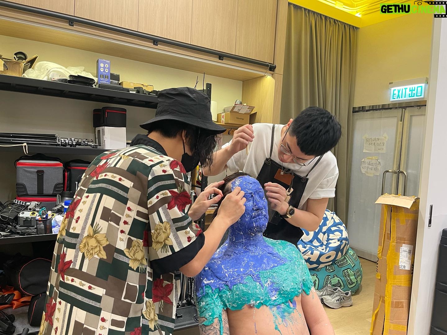 Ronald Cheng - 7.8K Likes - 《Fragments of Wonder 鄭中基世界巡迴演唱會2023》海報製作花絮
今次演唱會由自己公司做主辦,除咗成個製作由自己話事之外。就連個海報Key Visual都由自己決定😎今次好多謝Cool、阿宇、阿基、阿澧同佢哋班兄弟姊妹幫手一齊諗咗個好玩嘅Concept!而家咩都AI同用電腦做後製,而今次就重回仔細嘅手工。入面放咗好多好意思嘅符號同碎片,大家可以慢慢搵。雖然今次特技化妝化足8個鐘,但事前Gary同佢啲同事整模型整山山水水就N咁多個鐘。真係好多謝大家陪我一齊癲🤟🏻
海報項目策劃:
HKV Limited
Visual Arts Design
@Cool_chan
Photography: @makaay.gallery
Lighting:
@andychang6611
@singch___
Video: @Benjaminvideo
Poster Designer
Niro Chan
Producer: @chuckykom
Client #rtv_runningteam
Makeup: Henry Li
Hair Stylist: Matt Chau
特技化妝(special makeup effects )
Project manager: @chin_ry2
Special effects makeup artist:
Lead: @chin_ry2 @soieipmakeup
Special effects makeup assistant:
@biancabiscuit_
@pengc @icebergting
Creative team:
@biancabiscuit_
@pengc @icebergting
Lab technician:
@monkeywong28
@karuslcm
#FragementsOfWonder #鄭中基世界巡迴演唱會2023