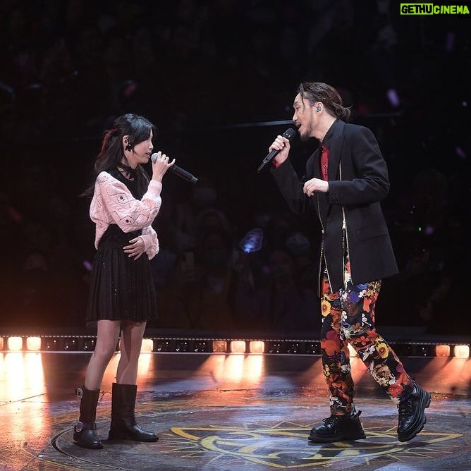 Ronald Cheng - 18.6K Likes - 每一場演唱會都有觀眾俾驚喜我,係尋日第五場嘅送禮物環節,竟然有個觀眾求婚!我當刻見佢拎住支咪咁耐冇嘢講,諗住講笑,話佢諗咁耐唔通求婚咩,點知佢即席求婚🤣真係夾都冇咁橋,好開心成為你哋嘅快樂小碎片。
今晚另一個驚喜係AK,簽名簽得多,係自己演唱會舞台上幫Artist簽名,真係第一次。今次演唱會有嘉賓睇,大家真係要多謝AK。本來諗住新年大家都飛走晒好難請嘉賓。點知佢自告奮勇話想嚟一齊玩。有一個不如全部都有啦,所以就晚晚都有嘉賓啦😆
嚟到第五場真係開始唔捨得,今晚最後一晚,大家早啲嚟玩得開心啲!
嘉賓環節:
My outfit : @moschino @bothparis
jewelry : @tiffanyandco
Emma’s outfit:@harveynicholshk @shushu__tong