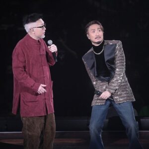 Ronald Cheng Instagram - 第四場順利完成🙌🏻尋晚啲觀眾反應好熱烈，可能係因為聽到一啲佢哋心目中嘅經典歌曲，好似係Joey Tang同我一齊唱嘅「心寒」 。
講到經典更加唔少得嘅有我Darling-谷德昭，我有好多成名作品都係佢執導，而佢又每次俾晒啲電影主題曲我唱。多謝你永遠都咁支持我。但下次都係唔好喺台上面叫我表演扮失禁，因為我喺個台上唱足三個鐘都真係幾急😂

嘉賓環節：
My outfit : @balmain
jewelry: @tiffanyandco
Emma’s outfit: @harveynicholshk @pushbutton_official