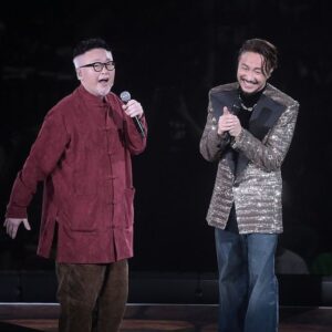 Ronald Cheng Instagram - 第四場順利完成🙌🏻尋晚啲觀眾反應好熱烈，可能係因為聽到一啲佢哋心目中嘅經典歌曲，好似係Joey Tang同我一齊唱嘅「心寒」 。
講到經典更加唔少得嘅有我Darling-谷德昭，我有好多成名作品都係佢執導，而佢又每次俾晒啲電影主題曲我唱。多謝你永遠都咁支持我。但下次都係唔好喺台上面叫我表演扮失禁，因為我喺個台上唱足三個鐘都真係幾急😂

嘉賓環節：
My outfit : @balmain
jewelry: @tiffanyandco
Emma’s outfit: @harveynicholshk @pushbutton_official