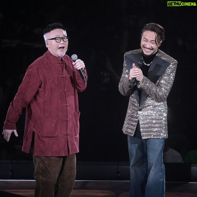 Ronald Cheng - 11.8K Likes - 第四場順利完成🙌🏻尋晚啲觀眾反應好熱烈,可能係因為聽到一啲佢哋心目中嘅經典歌曲,好似係Joey Tang同我一齊唱嘅「心寒」 。
講到經典更加唔少得嘅有我Darling-谷德昭,我有好多成名作品都係佢執導,而佢又每次俾晒啲電影主題曲我唱。多謝你永遠都咁支持我。但下次都係唔好喺台上面叫我表演扮失禁,因為我喺個台上唱足三個鐘都真係幾急😂
嘉賓環節:
My outfit : @balmain
jewelry: @tiffanyandco
Emma’s outfit: @harveynicholshk @pushbutton_official