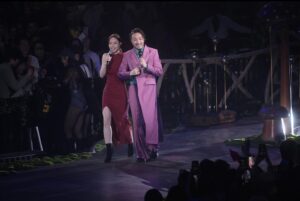 Ronald Cheng Instagram - 演唱會去到一半啦，咁多年後，尋日終於見返憫情 Stephy喇！估唔到佢去完非洲返嚟之後瘦咗、靚咗又白咗👀多謝Stephy份禮物，佢一定係知道我呢個新年完全冇時間陪屋企人，安排定演唱會後嘅家人活動俾我多謝晒🙏🏻

然後當然要多謝我第二個女嘉賓Emma，尋日真係好叻女🩷 大家話係咪呀😌今晚第四場繼續good show！

嘉賓環節：
My outfit : @thedicksonlim @bothparis
jewelry : @tiffanyandco