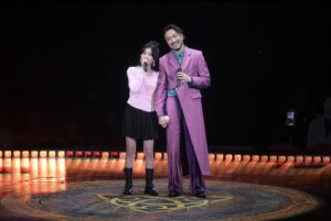 Ronald Cheng Instagram - 演唱會去到一半啦，咁多年後，尋日終於見返憫情 Stephy喇！估唔到佢去完非洲返嚟之後瘦咗、靚咗又白咗👀多謝Stephy份禮物，佢一定係知道我呢個新年完全冇時間陪屋企人，安排定演唱會後嘅家人活動俾我多謝晒🙏🏻

然後當然要多謝我第二個女嘉賓Emma，尋日真係好叻女🩷 大家話係咪呀😌今晚第四場繼續good show！

嘉賓環節：
My outfit : @thedicksonlim @bothparis
jewelry : @tiffanyandco