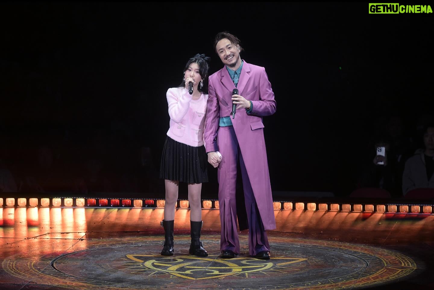 Ronald Cheng - 18.9K Likes - 演唱會去到一半啦,咁多年後,尋日終於見返憫情 Stephy喇!估唔到佢去完非洲返嚟之後瘦咗、靚咗又白咗👀多謝Stephy份禮物,佢一定係知道我呢個新年完全冇時間陪屋企人,安排定演唱會後嘅家人活動俾我多謝晒🙏🏻
然後當然要多謝我第二個女嘉賓Emma,尋日真係好叻女🩷 大家話係咪呀😌今晚第四場繼續good show!
嘉賓環節:
My outfit : @thedicksonlim @bothparis
jewelry : @tiffanyandco