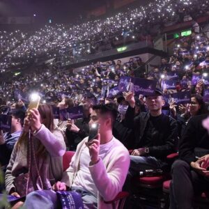 Ronald Cheng Instagram - 第二場情人節場順利Good Show😌一睇見成場都係應援手幅時心諗⋯通常演唱會都係我俾驚喜你哋㗎嘛，今次你哋俾返個咁大嘅驚喜我，真係受寵若驚！多謝咁多位粉絲嘅準備🙏🏻

情人節場一直諗緊要有啲咩特別安排，諗咗好耐最終都係想紀念返一啲我珍惜嘅人，其中一位係大飛哥Davy。好高興可以請埋成班兄弟LMF陪我一齊玩😎好多謝佢哋嘅新年賀語，日日等出糧，無乜嘢需要緊張🙌🏻而且仲係咁幫我宣傳機動（多到我驚紅館收返我廣告費😂）大家都要支持返阿肥同傑嘅24 talk，仲有佢哋LMF嚟緊嘅show，仲有嚟緊一個好緊要嘅音樂project🤫
@lmf_lazy_clan