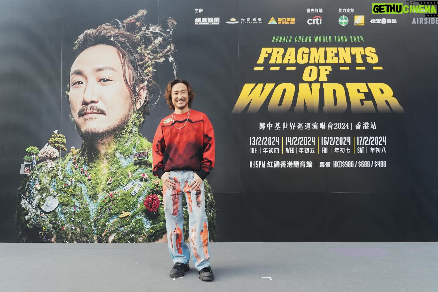 Ronald Cheng - 5.5K Likes - 機動首個紅館演唱會發布會大成功👏🏻多謝公司上上下下12隻恐龍齊出動🦖仲要舞龍咁助我龍重登場✨
發布會之外,今日機動仲登陸600,000訂閱❗️好事唔好俾佢停‼️
各位Citibank信用卡用戶記得聽日10:00準時搶飛啦🫶🏻
《Fragments of Wonder 鄭中基世界巡迴演唱會2024-香港站》
13/2(星期二、年初四)
14/2(星期三、年初五)
16/2(星期五、年初七)
17/2(星期六、年初八)
演出時間:8:15PM
地點:紅磡香港體育館
票價:HKD$988, $688, $488
主辦:機動娛樂、光尚娛樂、森立演藝
優先訂購:Citibank
優先購票日期 : 2023年12月12日至12月13日
2023年12月21日於城市電腦售票網正式公開發售
Hair Stylist: Horace Tse @horacetse
Make up artist: Henry Li @henryli_makeup
Stylist: @___3ddy
贊助場地:@airside
@alexandermcqueen
@kidsuper @ithk #ithk
@bothpairs
@znsjewellery
#FragementsOfWonder #鄭中基世界巡迴演唱會2024 #香港站 #預先訂購