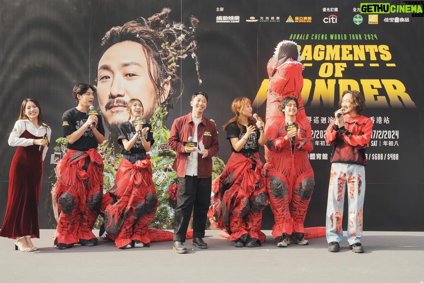 Ronald Cheng - 5.5K Likes - 機動首個紅館演唱會發布會大成功👏🏻多謝公司上上下下12隻恐龍齊出動🦖仲要舞龍咁助我龍重登場✨
發布會之外,今日機動仲登陸600,000訂閱❗️好事唔好俾佢停‼️
各位Citibank信用卡用戶記得聽日10:00準時搶飛啦🫶🏻
《Fragments of Wonder 鄭中基世界巡迴演唱會2024-香港站》
13/2(星期二、年初四)
14/2(星期三、年初五)
16/2(星期五、年初七)
17/2(星期六、年初八)
演出時間:8:15PM
地點:紅磡香港體育館
票價:HKD$988, $688, $488
主辦:機動娛樂、光尚娛樂、森立演藝
優先訂購:Citibank
優先購票日期 : 2023年12月12日至12月13日
2023年12月21日於城市電腦售票網正式公開發售
Hair Stylist: Horace Tse @horacetse
Make up artist: Henry Li @henryli_makeup
Stylist: @___3ddy
贊助場地:@airside
@alexandermcqueen
@kidsuper @ithk #ithk
@bothpairs
@znsjewellery
#FragementsOfWonder #鄭中基世界巡迴演唱會2024 #香港站 #預先訂購