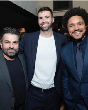 Ronald Gladden Instagram - Award season has been fun. There are too many ppl to thank but have to shoutout @amazonmgmstudios @vanityfair @goldenglobes @televisionacad thank you for the invites and nominations! I’m just happy to be here 🙏

Styling for EMMY’s @warrenalfiebaker 
Suit @paulsmithdesign 
Watch @omega