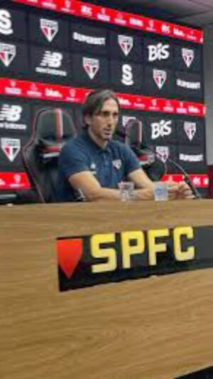 Ronaldo Moura Instagram - Técnico do São Paulo, Luiz Zubeldia está certo ? 

#saopaulo #var #futebol #brasileiro