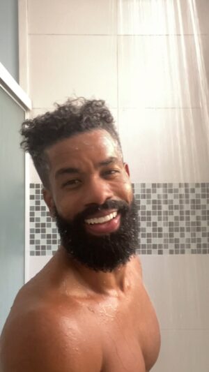 Ronaldo Moura Instagram - Routine 🤎
#curlyhair