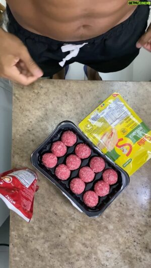 Ronaldo Moura Instagram - Preparando o jantar 🤎