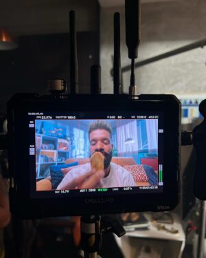 Ronaldo Moura Instagram - Navegando pelos bastidores, cada cena me ensina algo novo. A jornada como ator é uma constante evolução, e cada projeto me leva um passo adiante nesse caminho de aprendizado e crescimento. Em breve, vocês verão o resultado desse trabalho! 🎬

 #Bastidores #NovoProjeto”
