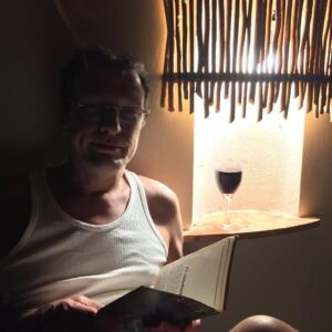 Ronaldo Oliva Instagram - Uma boa leitura ... #leitura #livros #book #lecture #wine #vinho #vino #night #noite #noche #libros #literatura