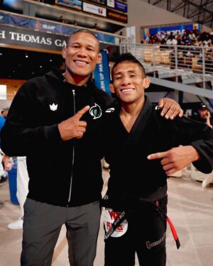 Ronaldo Souza Instagram - Ter o @ronaldojacare não só assistindo como torcendo por mim em todas as minhas lutas no Mundial foi um dos momentos mais marcantes da minha vida. Inclusive me dando conselhos, falando o tempo todo para que eu acreditasse no meu jogo até o final e lutasse com o coração. E deu tudo certo. O Jacaré foi uma grande inspiração pra mim. Sua história de vida me fez acreditar que eu também poderia sair de Manaus e ganhar o mundo. Além de sua história de vida, o seu estilo de luta também me influenciou muito. Muito obrigado por me inspirar, me influenciar e torcer por mim, ídolo! Deus te abençoe sempre.

📷: @jiujitsuinframes 

#Gameness #ibjjfWorlds #IBJJF #mundialibjjf #JiuJitsu #Atosbjj