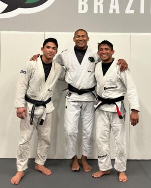 Ronaldo Souza Instagram - Treino com a LENDA @ronaldojacare em sua academia @jacaremartialarts aqui em Orlando, Flórida.

Desde criança assistindo suas lutas e highlights no YouTube, ouvindo suas histórias que contavam nos bastidores, nunca imaginei que um dia estaria treinando com ele em sua academia, muito menos que treinaria até com seus filhos ( a força vem da genética, posso afirmar 😅) foi uma honra! 

Muito obrigado @ronaldojacare @lucaspinheirobjj @jacaremartialarts por abrirem as portas da academia e nos receber nessa reta final para o campeonato Pan Americano da IBJJF. 🙏🏽