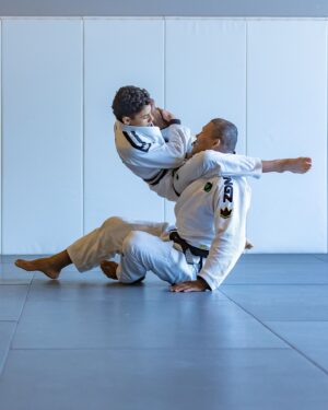 Ronaldo Souza Instagram - Treinar com meus filhos é a melhor parte do meu dia. Sou grato por esses momentos e pela chance de compartilhar meu amor pelo esporte com eles. 

🐊 @jacaremartialarts 
🥋 @kingzkimonos 
📸 @samsacramento