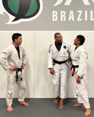 Ronaldo Souza Instagram - Treino com a LENDA @ronaldojacare em sua academia @jacaremartialarts aqui em Orlando, Flórida.

Desde criança assistindo suas lutas e highlights no YouTube, ouvindo suas histórias que contavam nos bastidores, nunca imaginei que um dia estaria treinando com ele em sua academia, muito menos que treinaria até com seus filhos ( a força vem da genética, posso afirmar 😅) foi uma honra! 

Muito obrigado @ronaldojacare @lucaspinheirobjj @jacaremartialarts por abrirem as portas da academia e nos receber nessa reta final para o campeonato Pan Americano da IBJJF. 🙏🏽