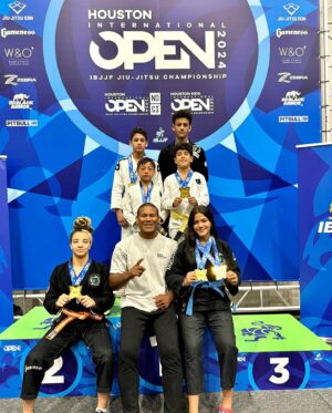 Ronaldo Souza Instagram - Houston @ibjjf 🥇
We brought 6 athletes to compete today here in Houston and came back with 7 gold medals🥇including one in the Open Class🥇
All fights were won by submission (10 submissions). We are immensely proud of the performance of each one of them. Here’s to more challenges and achievements on the mat! 🐊👊🏿 #JiuJitsu #HoustonOpen #GoldMedals

@jacaremartialarts 
@lucaspinheirobjj 
@joaovasconcelos_bjj 

Houston @ibjjf 🥇
Trouxemos 6 atletas para competir hoje aqui em Houston e voltamos com 7 medalhas de ouro🥇sendo uma delas Open Class🥇
Além disso, todas as lutas foram vencidas por finalização, com um total de 10 finalizações. Estamos  imensamente orgulhoso do desempenho de cada um deles. Que venham mais desafios e conquistas dentro do tatame! 🐊👊🏿 #JiuJitsu #HoustonOpen #medalhasdeouro