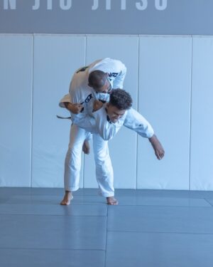 Ronaldo Souza Instagram - Treinar com meus filhos é a melhor parte do meu dia. Sou grato por esses momentos e pela chance de compartilhar meu amor pelo esporte com eles. 

🐊 @jacaremartialarts 
🥋 @kingzkimonos 
📸 @samsacramento