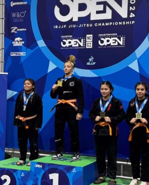 Ronaldo Souza Instagram - Houston @ibjjf 🥇
We brought 6 athletes to compete today here in Houston and came back with 7 gold medals🥇including one in the Open Class🥇
All fights were won by submission (10 submissions). We are immensely proud of the performance of each one of them. Here’s to more challenges and achievements on the mat! 🐊👊🏿 #JiuJitsu #HoustonOpen #GoldMedals

@jacaremartialarts 
@lucaspinheirobjj 
@joaovasconcelos_bjj 

Houston @ibjjf 🥇
Trouxemos 6 atletas para competir hoje aqui em Houston e voltamos com 7 medalhas de ouro🥇sendo uma delas Open Class🥇
Além disso, todas as lutas foram vencidas por finalização, com um total de 10 finalizações. Estamos  imensamente orgulhoso do desempenho de cada um deles. Que venham mais desafios e conquistas dentro do tatame! 🐊👊🏿 #JiuJitsu #HoustonOpen #medalhasdeouro