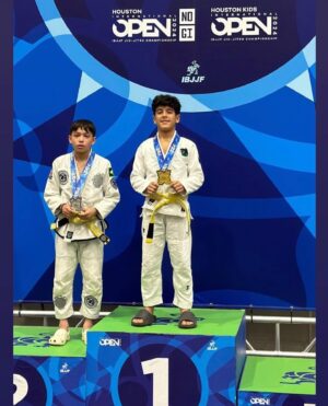 Ronaldo Souza Instagram - Houston @ibjjf 🥇
We brought 6 athletes to compete today here in Houston and came back with 7 gold medals🥇including one in the Open Class🥇
All fights were won by submission (10 submissions). We are immensely proud of the performance of each one of them. Here’s to more challenges and achievements on the mat! 🐊👊🏿 #JiuJitsu #HoustonOpen #GoldMedals

@jacaremartialarts 
@lucaspinheirobjj 
@joaovasconcelos_bjj 

Houston @ibjjf 🥇
Trouxemos 6 atletas para competir hoje aqui em Houston e voltamos com 7 medalhas de ouro🥇sendo uma delas Open Class🥇
Além disso, todas as lutas foram vencidas por finalização, com um total de 10 finalizações. Estamos  imensamente orgulhoso do desempenho de cada um deles. Que venham mais desafios e conquistas dentro do tatame! 🐊👊🏿 #JiuJitsu #HoustonOpen #medalhasdeouro