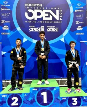Ronaldo Souza Instagram - Houston @ibjjf 🥇
We brought 6 athletes to compete today here in Houston and came back with 7 gold medals🥇including one in the Open Class🥇
All fights were won by submission (10 submissions). We are immensely proud of the performance of each one of them. Here’s to more challenges and achievements on the mat! 🐊👊🏿 #JiuJitsu #HoustonOpen #GoldMedals

@jacaremartialarts 
@lucaspinheirobjj 
@joaovasconcelos_bjj 

Houston @ibjjf 🥇
Trouxemos 6 atletas para competir hoje aqui em Houston e voltamos com 7 medalhas de ouro🥇sendo uma delas Open Class🥇
Além disso, todas as lutas foram vencidas por finalização, com um total de 10 finalizações. Estamos  imensamente orgulhoso do desempenho de cada um deles. Que venham mais desafios e conquistas dentro do tatame! 🐊👊🏿 #JiuJitsu #HoustonOpen #medalhasdeouro