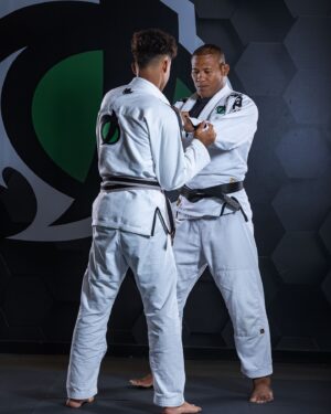 Ronaldo Souza Instagram - Treinar com meus filhos é a melhor parte do meu dia. Sou grato por esses momentos e pela chance de compartilhar meu amor pelo esporte com eles. 

🐊 @jacaremartialarts 
🥋 @kingzkimonos 
📸 @samsacramento