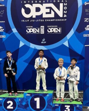 Ronaldo Souza Instagram - Houston @ibjjf 🥇
We brought 6 athletes to compete today here in Houston and came back with 7 gold medals🥇including one in the Open Class🥇
All fights were won by submission (10 submissions). We are immensely proud of the performance of each one of them. Here’s to more challenges and achievements on the mat! 🐊👊🏿 #JiuJitsu #HoustonOpen #GoldMedals

@jacaremartialarts 
@lucaspinheirobjj 
@joaovasconcelos_bjj 

Houston @ibjjf 🥇
Trouxemos 6 atletas para competir hoje aqui em Houston e voltamos com 7 medalhas de ouro🥇sendo uma delas Open Class🥇
Além disso, todas as lutas foram vencidas por finalização, com um total de 10 finalizações. Estamos  imensamente orgulhoso do desempenho de cada um deles. Que venham mais desafios e conquistas dentro do tatame! 🐊👊🏿 #JiuJitsu #HoustonOpen #medalhasdeouro