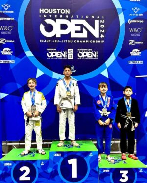 Ronaldo Souza Instagram - Houston @ibjjf 🥇
We brought 6 athletes to compete today here in Houston and came back with 7 gold medals🥇including one in the Open Class🥇
All fights were won by submission (10 submissions). We are immensely proud of the performance of each one of them. Here’s to more challenges and achievements on the mat! 🐊👊🏿 #JiuJitsu #HoustonOpen #GoldMedals

@jacaremartialarts 
@lucaspinheirobjj 
@joaovasconcelos_bjj 

Houston @ibjjf 🥇
Trouxemos 6 atletas para competir hoje aqui em Houston e voltamos com 7 medalhas de ouro🥇sendo uma delas Open Class🥇
Além disso, todas as lutas foram vencidas por finalização, com um total de 10 finalizações. Estamos  imensamente orgulhoso do desempenho de cada um deles. Que venham mais desafios e conquistas dentro do tatame! 🐊👊🏿 #JiuJitsu #HoustonOpen #medalhasdeouro